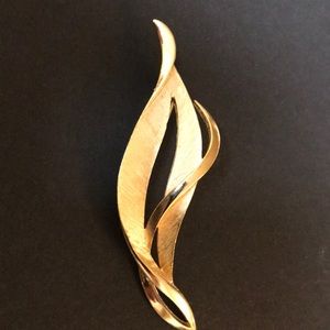 Trifari Brooch Vintage Crown Gold Tone Leaf Pin